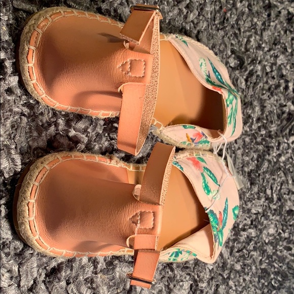 Old Navy Women’s sandals - Picture 3 of 5